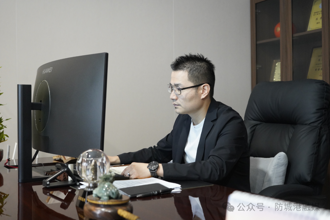 陈苏在办公室办公.png